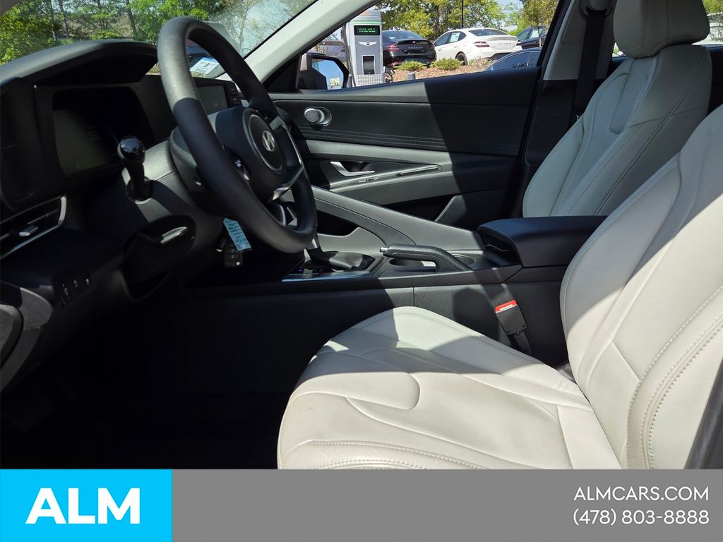 Used 2024 Silver Hyundai SE image 5