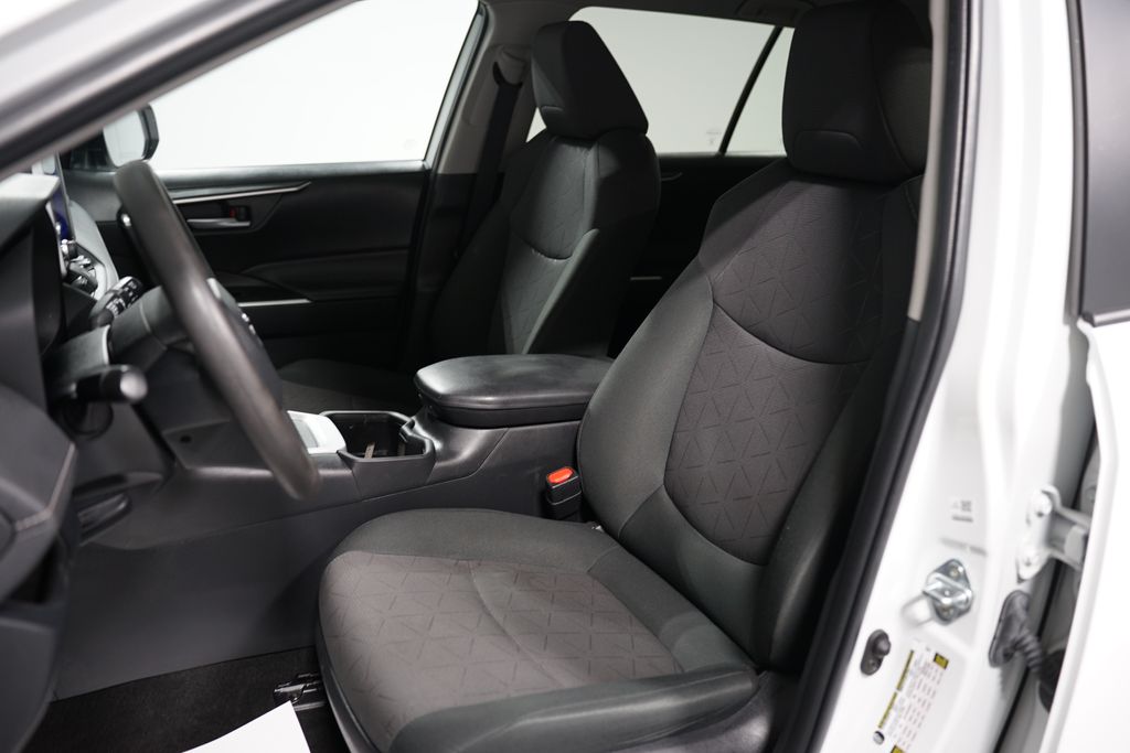 2023 Toyota RAV4 XLE 27