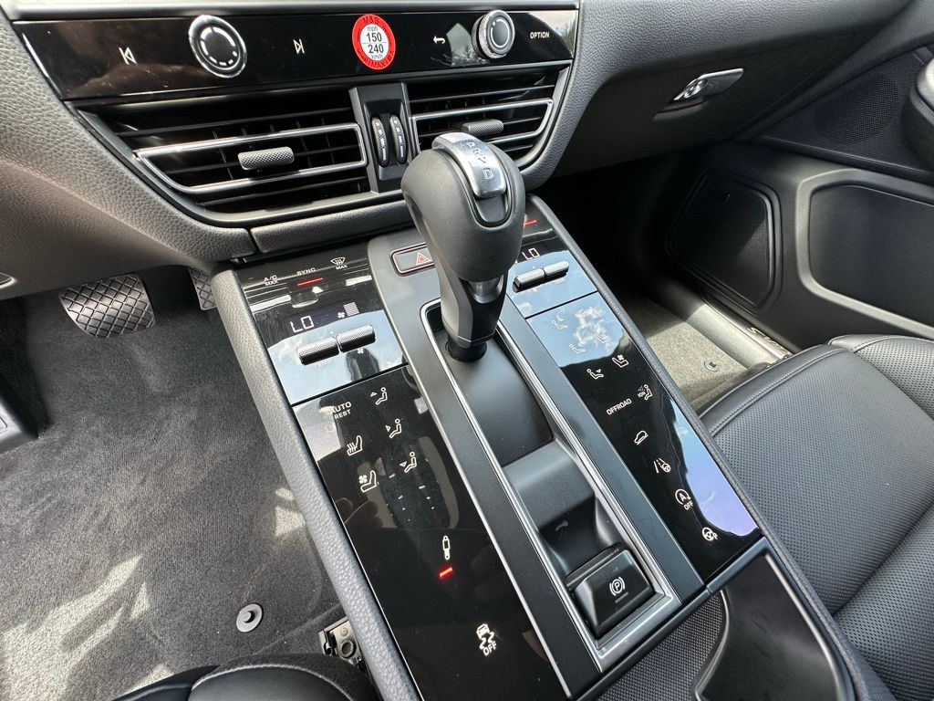 2025 Porsche Macan S 23