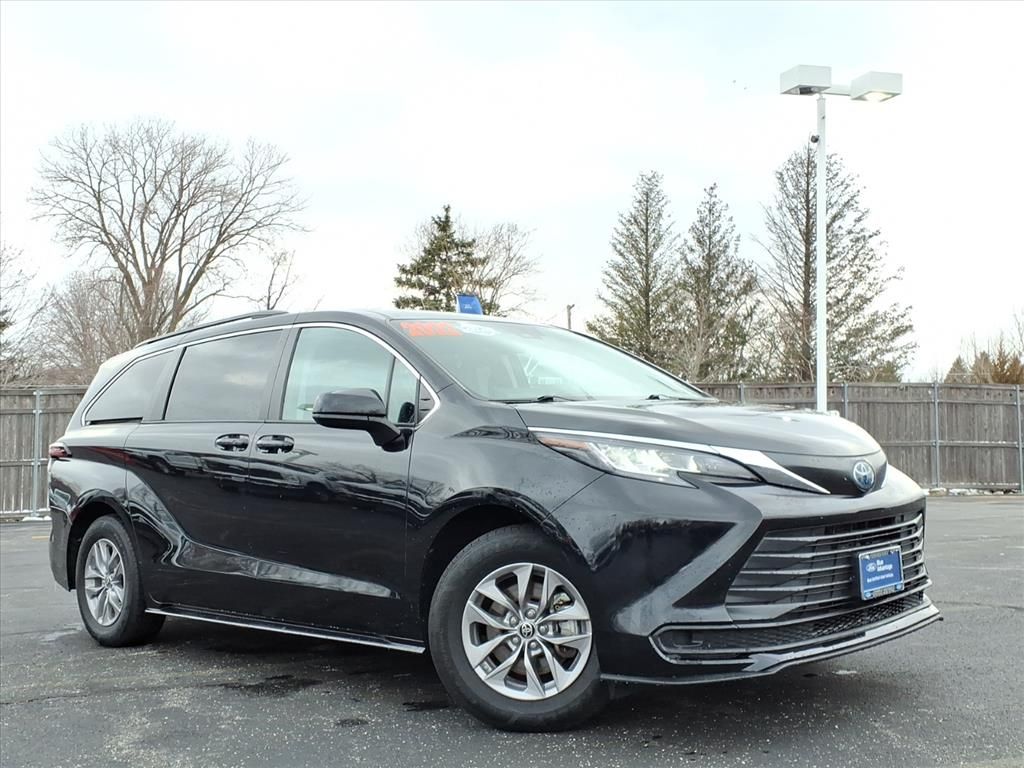 2022 Toyota Sienna LE 8-Passenger FWD