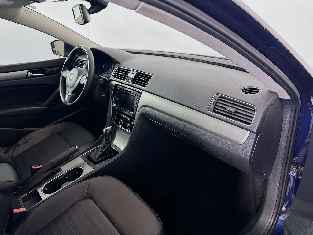 2014 Volkswagen Passat SE 29