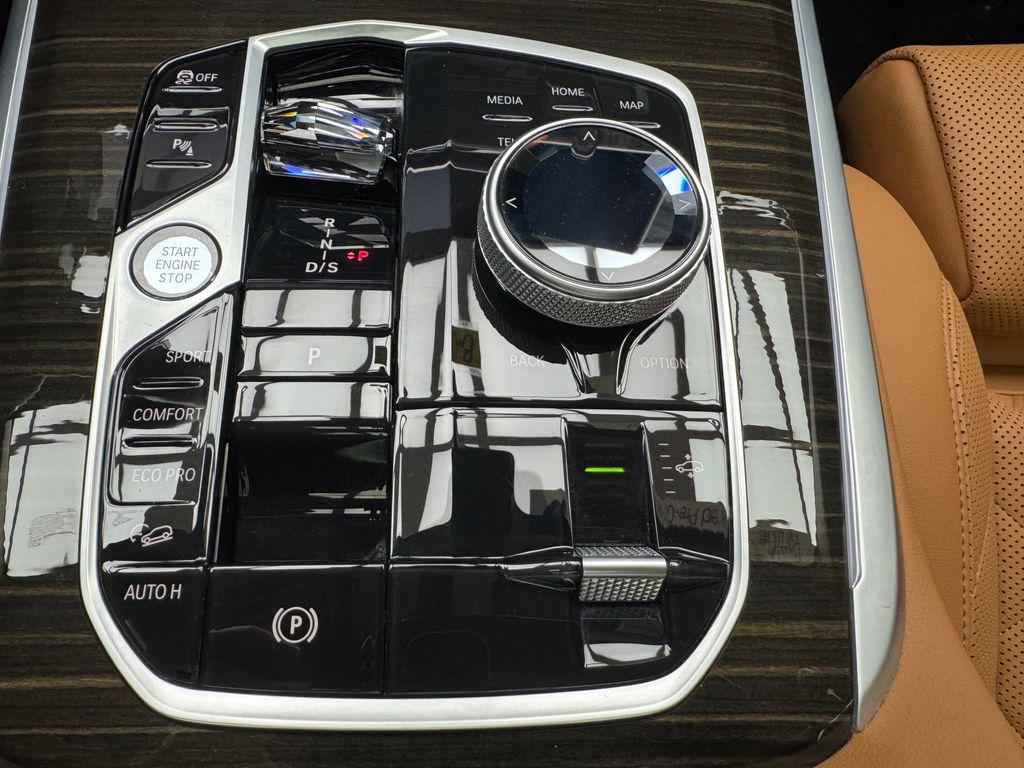 Certified Used 2025  BMW xDrive40i image 20