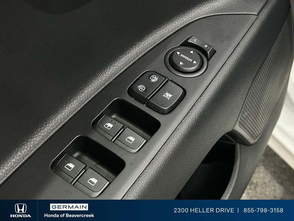 Used 2023 White Kia S image 18