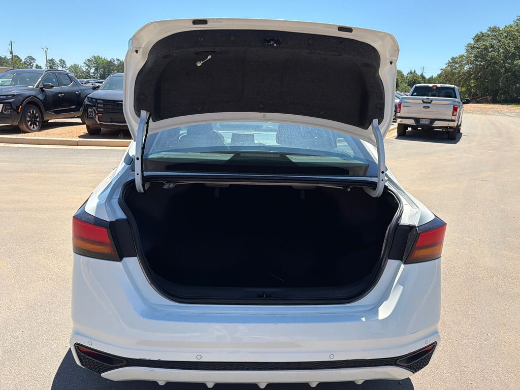 Used 2025 White Nissan 2.5 SV image 18