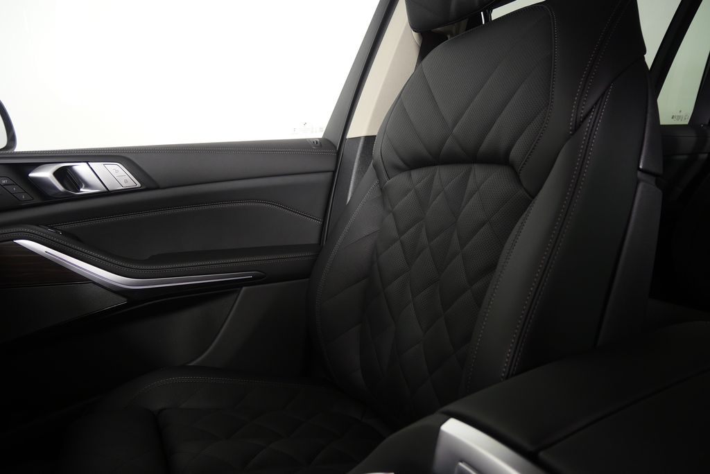 Thumbnail: 2026 BMW X7 - 25