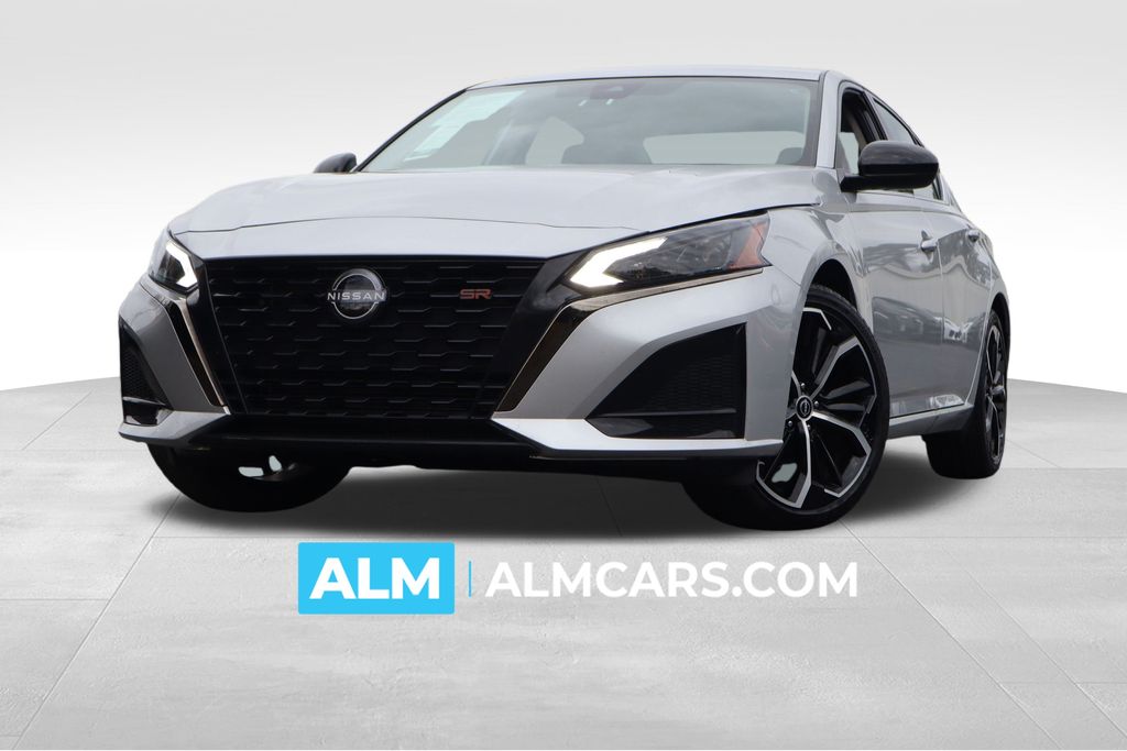 2025 Nissan Altima SR's photo