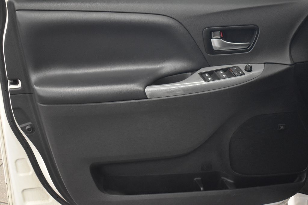 Thumbnail: 2019 Toyota Sienna - 13