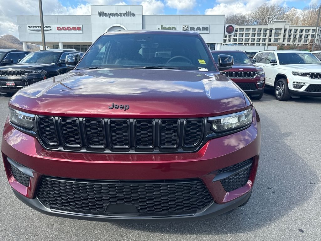 new 2025 Jeep Grand Cherokee car, priced at $43,990