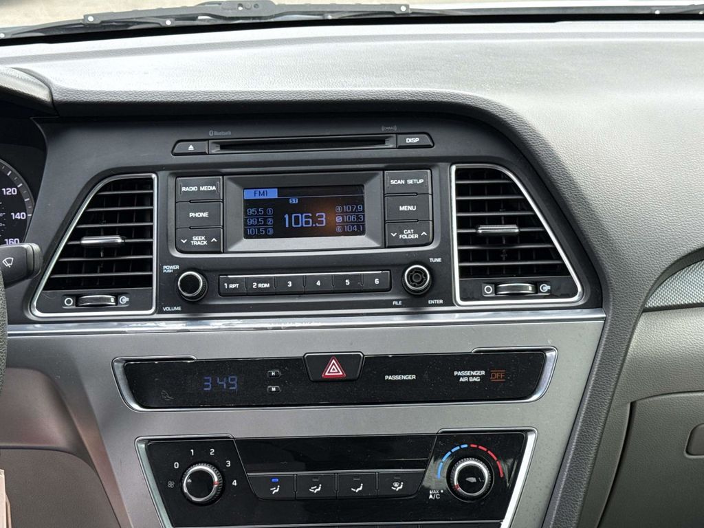 Used 2015 Silver Hyundai SE image 19