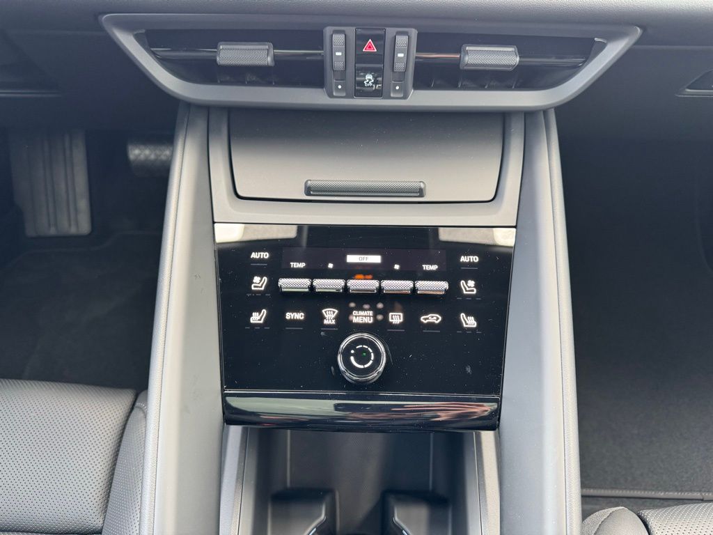 2025 Porsche Macan T 24