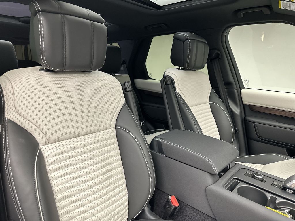 2024 Land Rover Discovery Dynamic SE 11