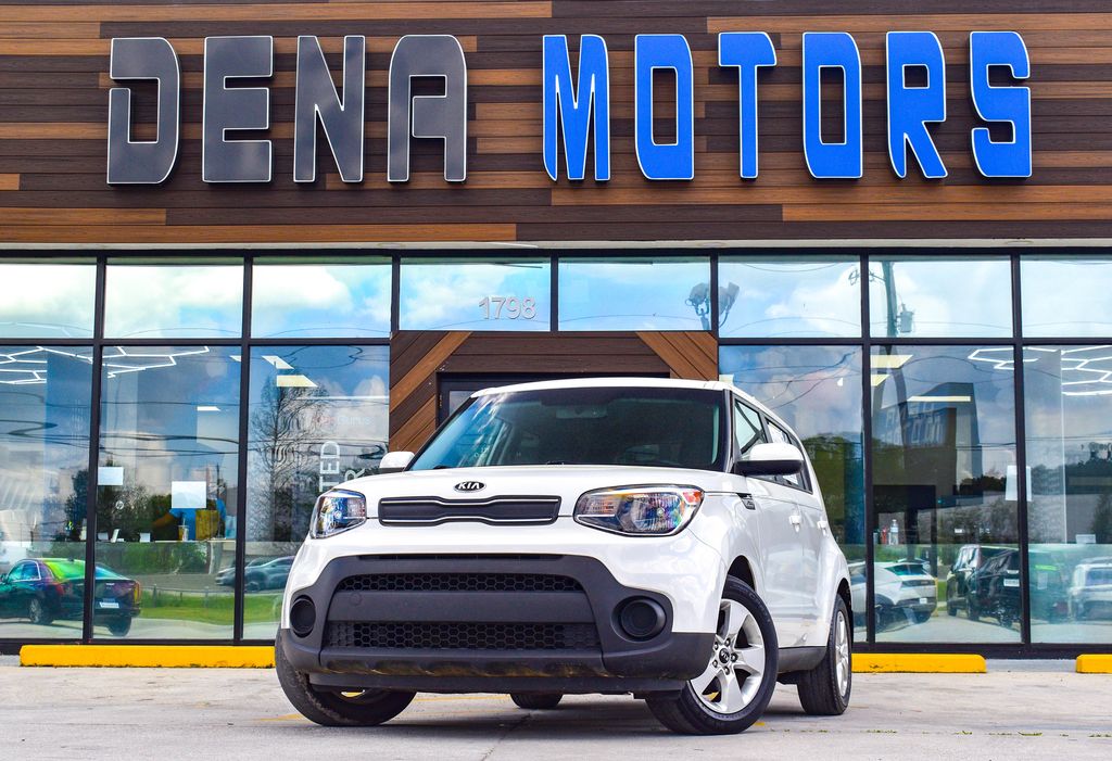 Clear White 2017 Kia Soul Base Wagon Front-Wheel Drive 6-Speed Manual