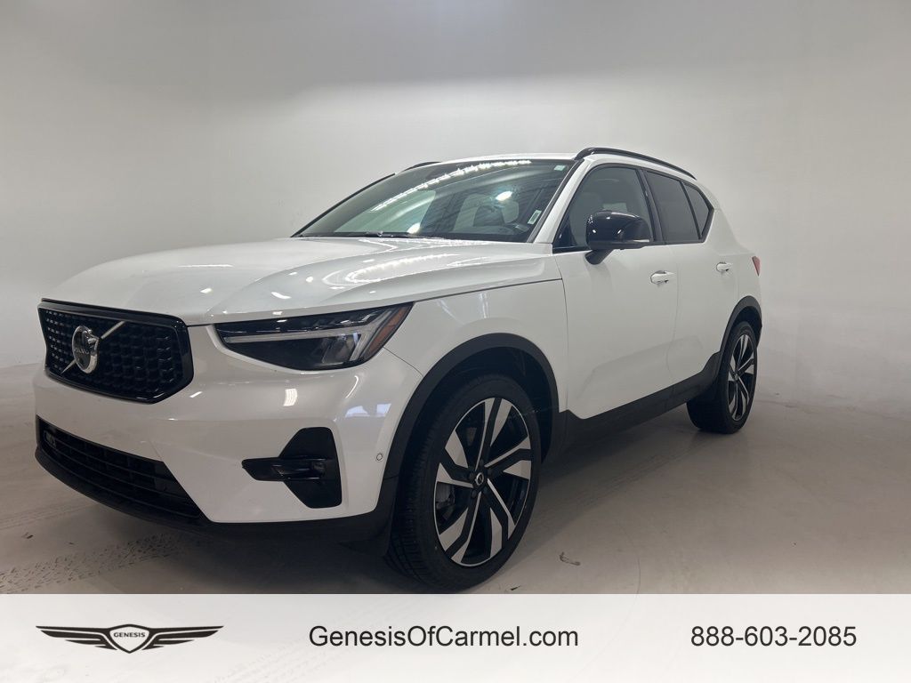 2024 Volvo XC40 B5 Plus Dark Theme AWD
