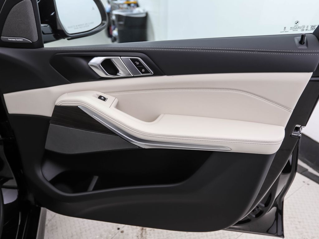 2026 BMW X5 xDrive50e 27
