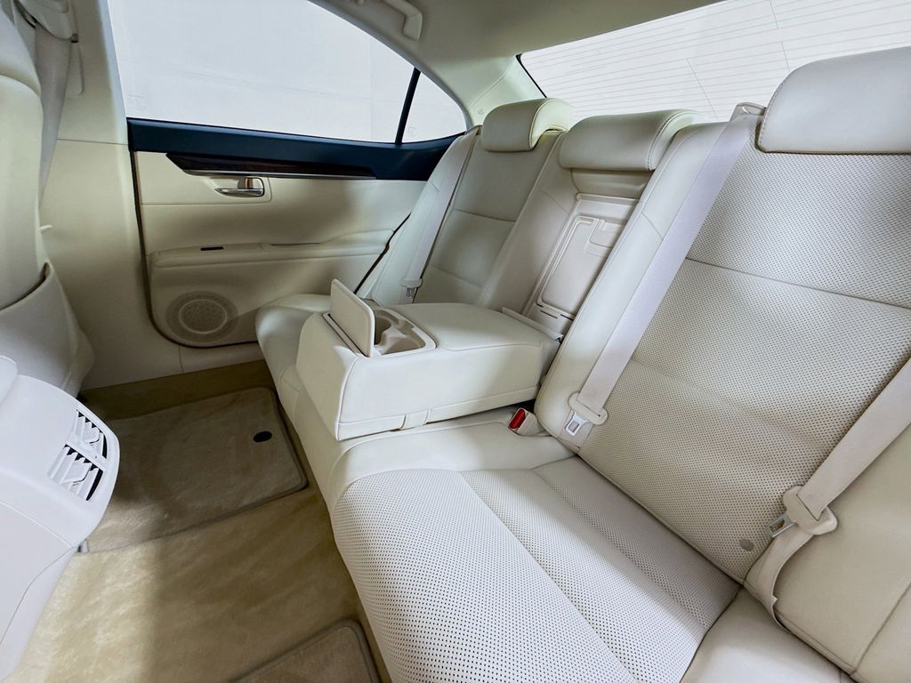 Thumbnail: 2015 Lexus ES - 24