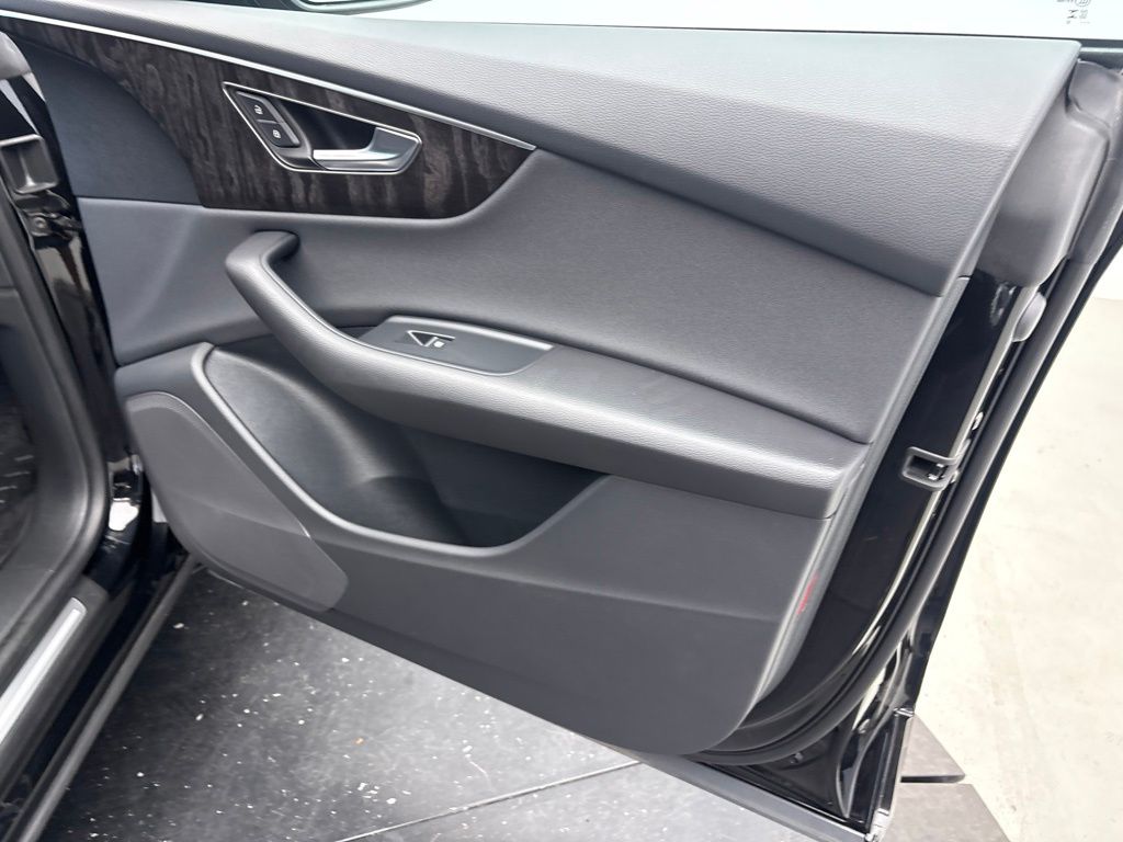Thumbnail: 2023 Audi Q8 - 25