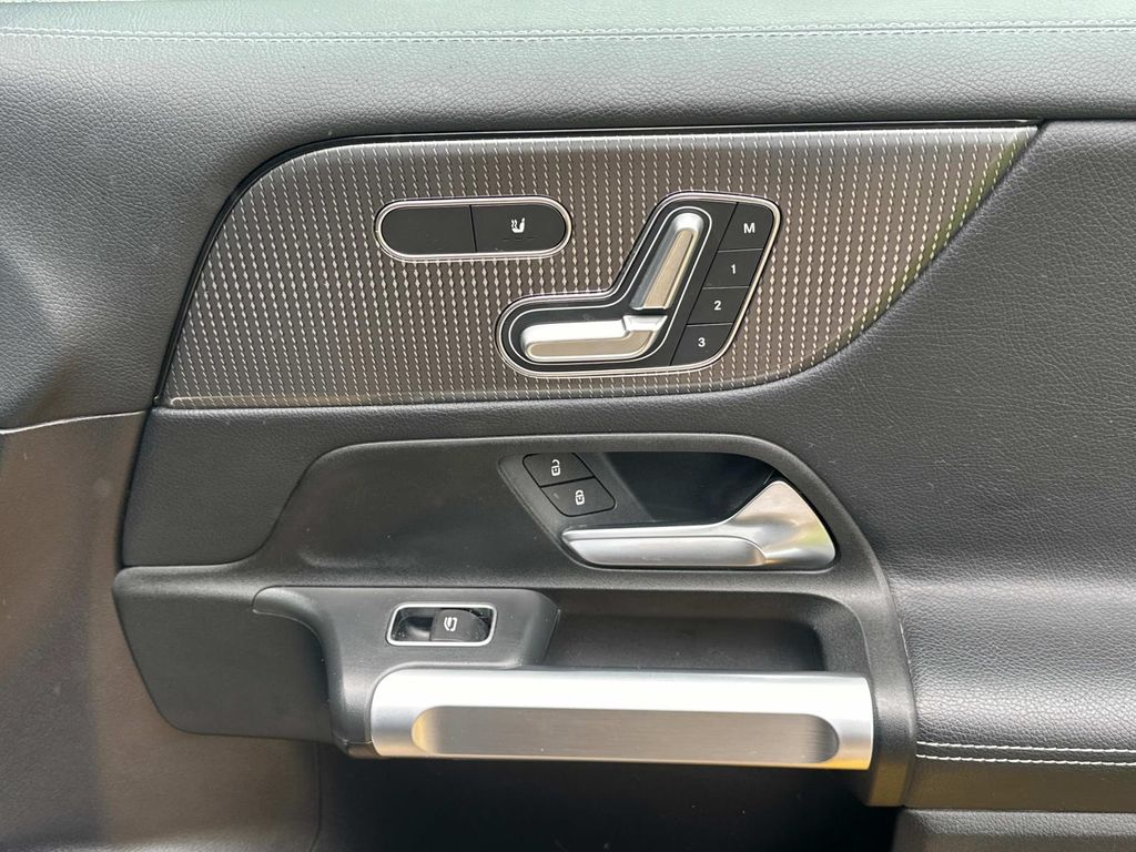 Thumbnail: 2021 Mercedes-Benz GLB - 18