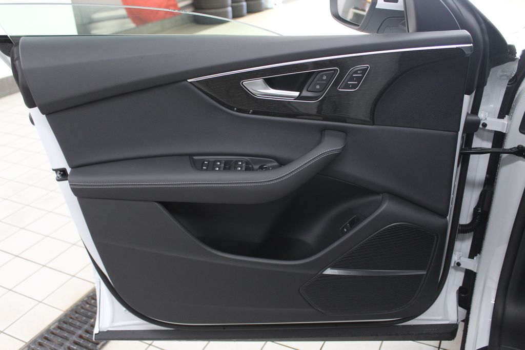 Thumbnail: 2026 Audi Q8 - 16