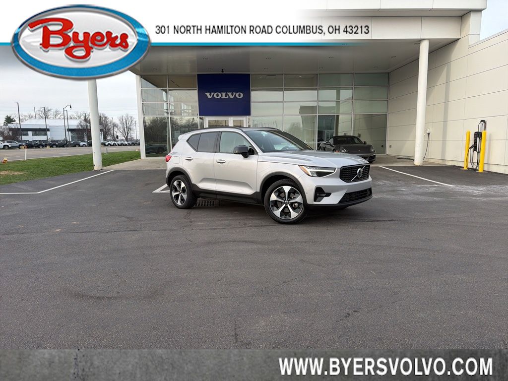 2025 Volvo XC40 B5 Plus Dark Theme AWD