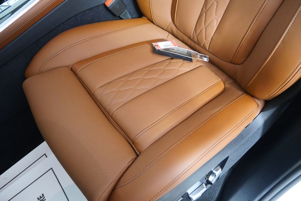 2026 BMW X7 M60i 9