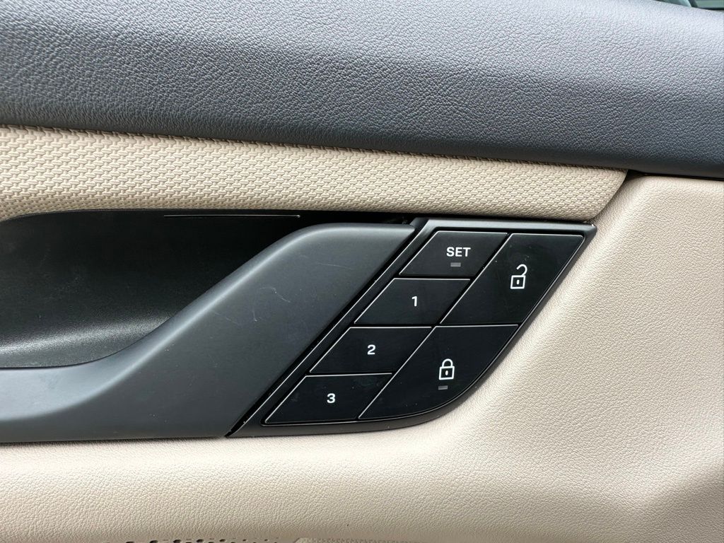 Thumbnail: 2023 Porsche Taycan - 19