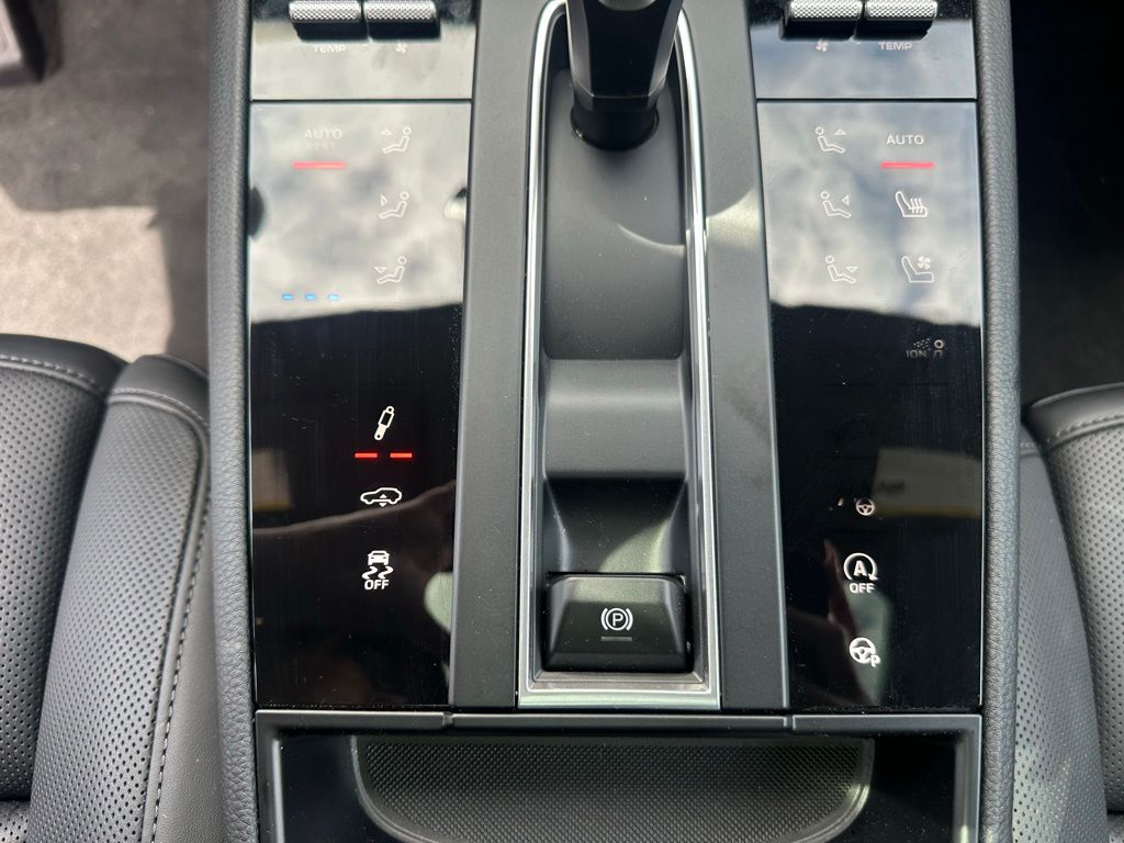 Thumbnail: 2026 Porsche Macan - 27