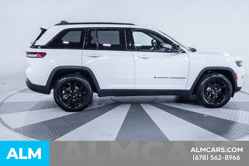 Used 2025 White/off-white Jeep Altitude image 9