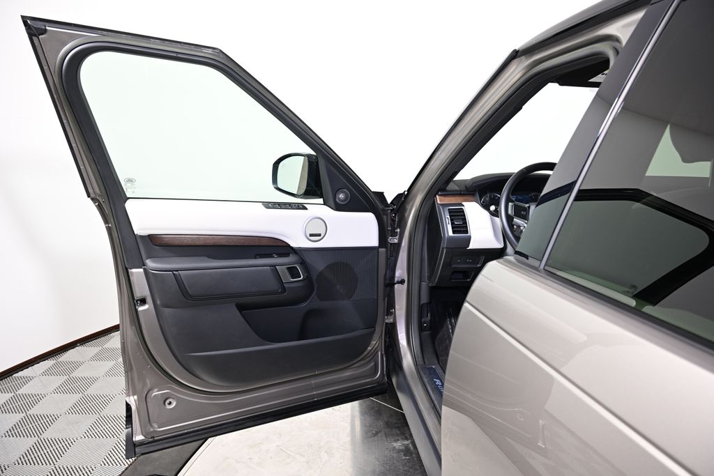 Thumbnail: 2023 Land Rover Discovery - 21