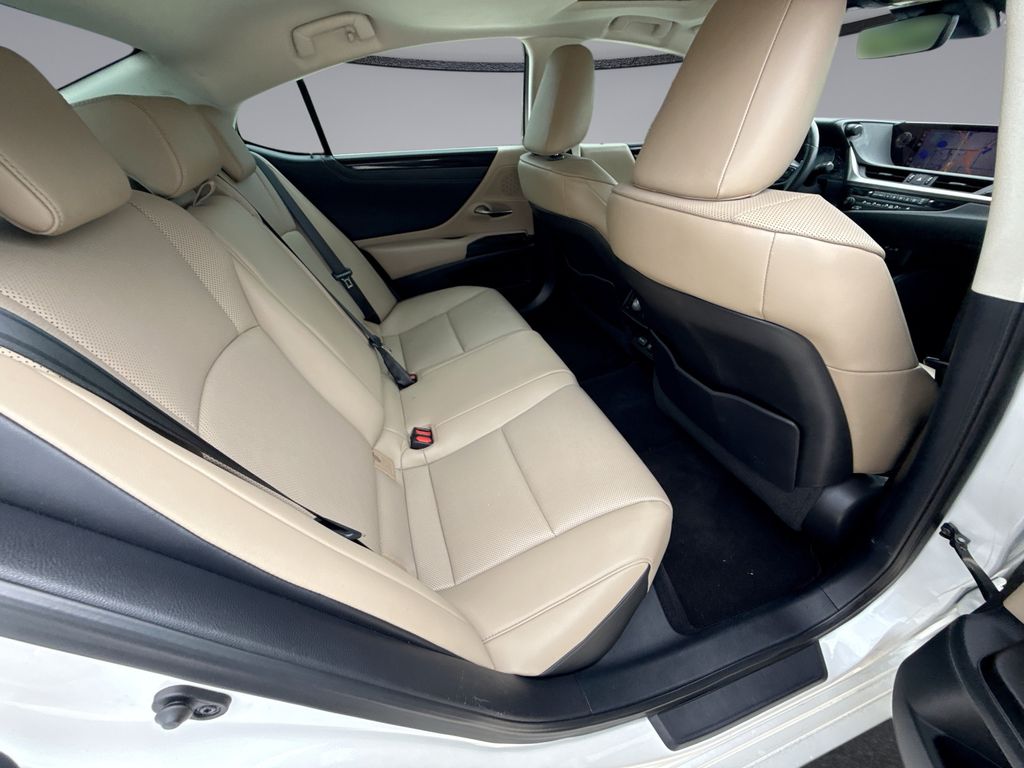 Thumbnail: 2020 Lexus ES - 17