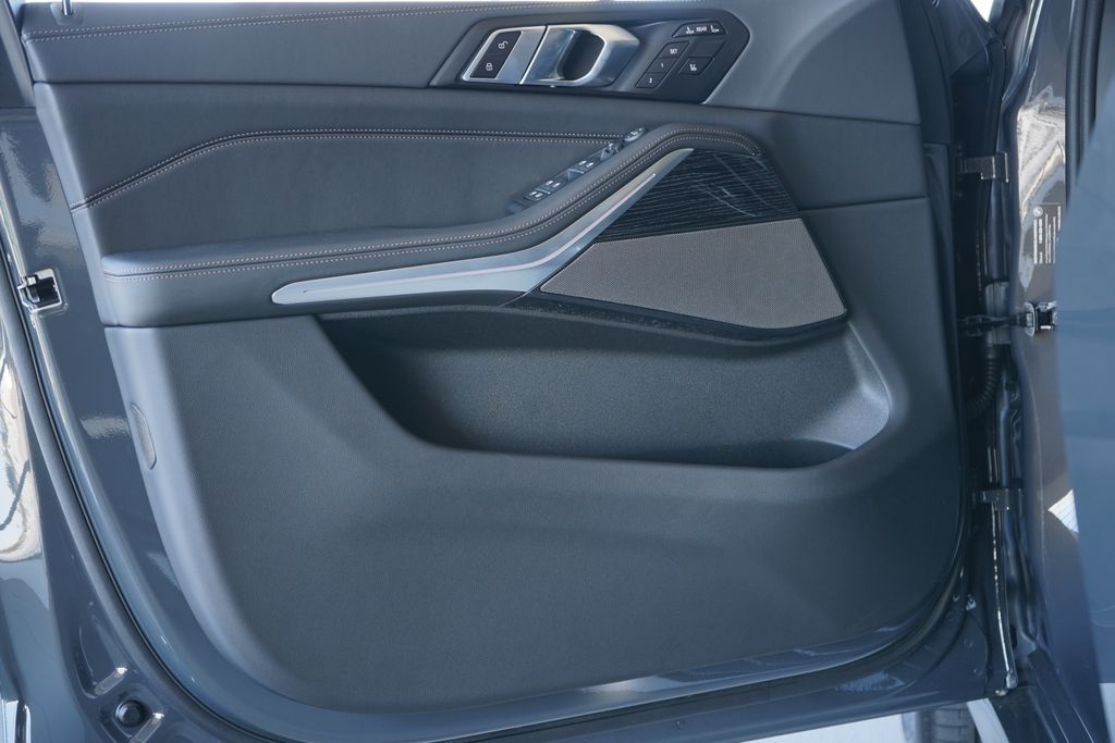 Thumbnail: 2026 BMW X7 - 10