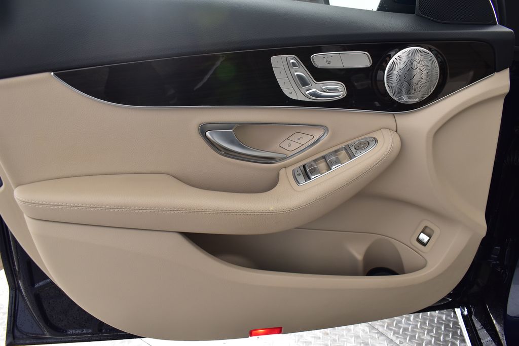 Thumbnail: 2016 Mercedes-Benz C-Class - 12