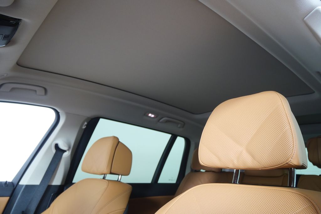 Thumbnail: 2026 BMW X7 - 12