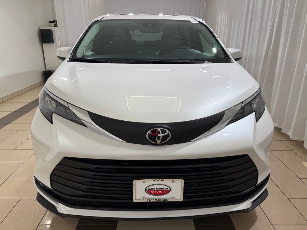 Thumbnail: 2026 Toyota Sienna - 8