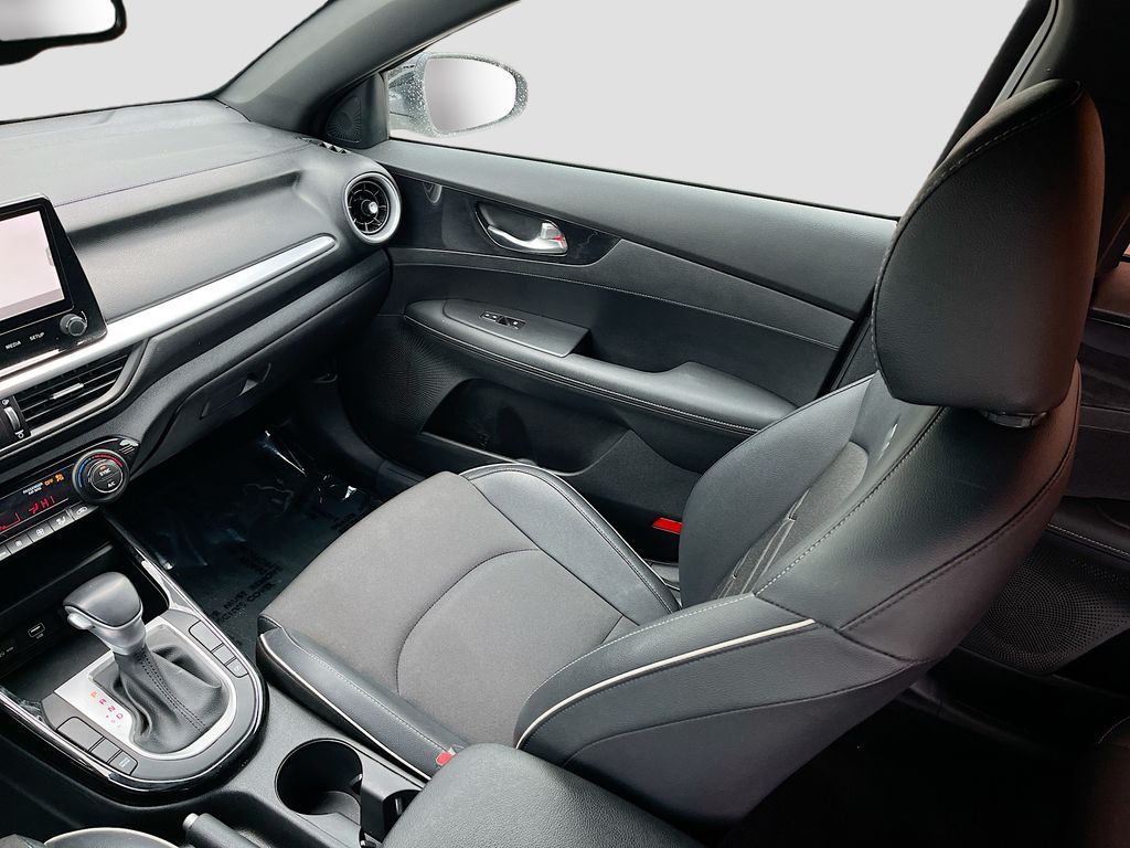Used 2023 White Kia GT-Line image 22