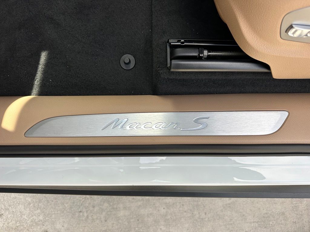 Thumbnail: 2026 Porsche Macan - 21