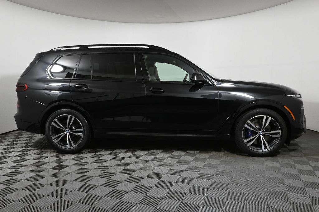 2025 BMW X7 M60i 8