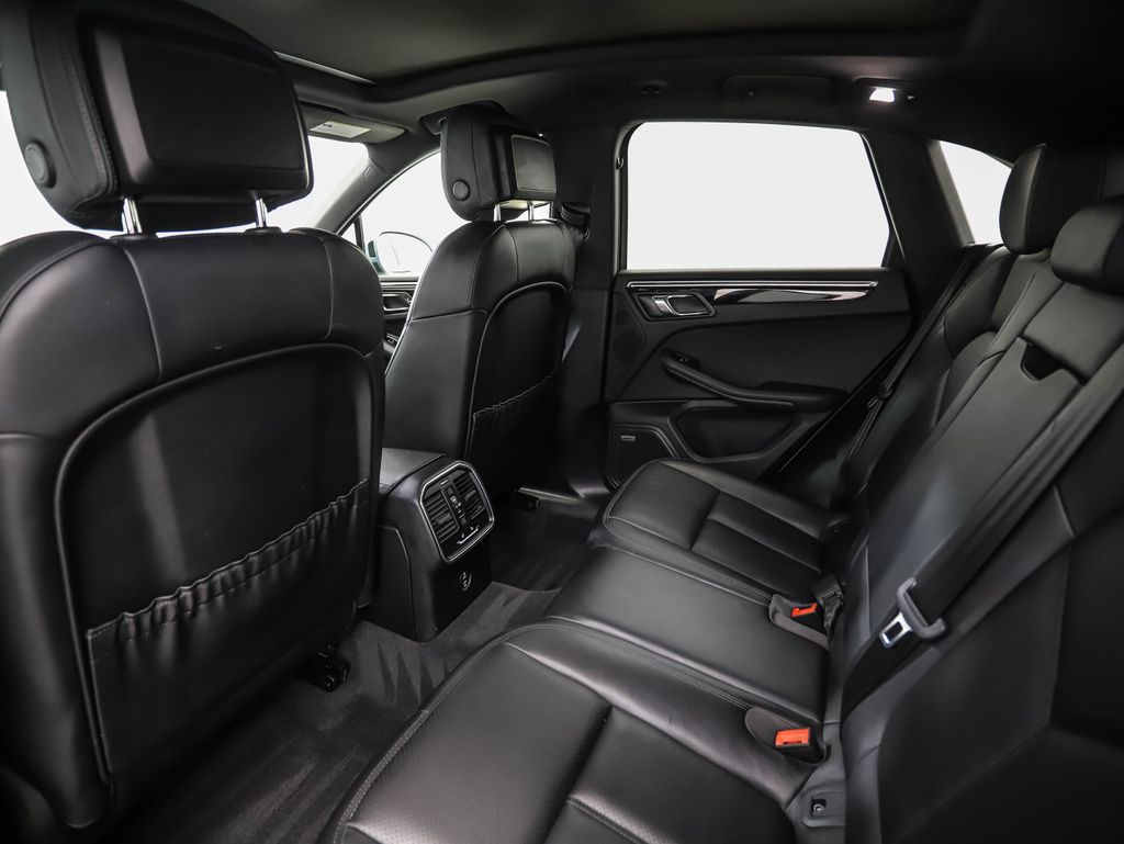Thumbnail: 2020 Porsche Macan - 20