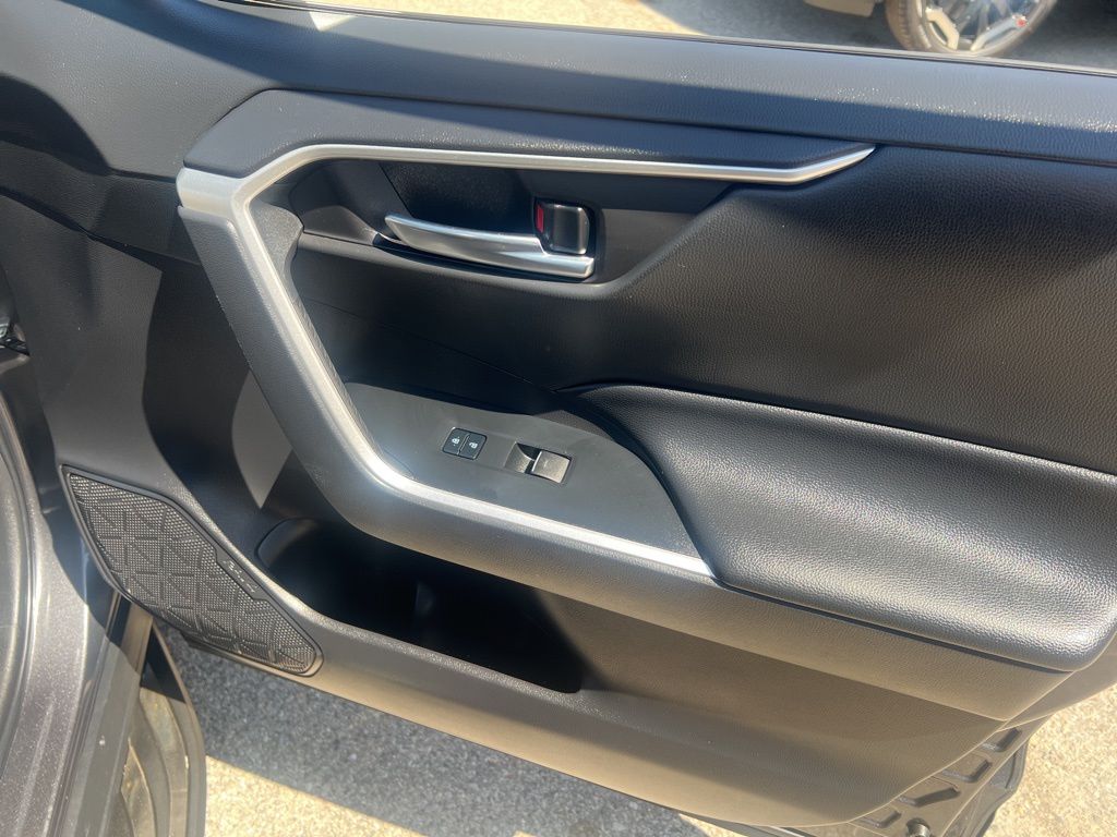 2022 Toyota RAV4 XLE Premium photo