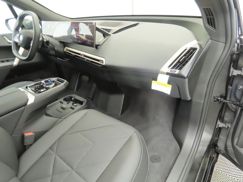 2025 BMW iX xDrive50 18
