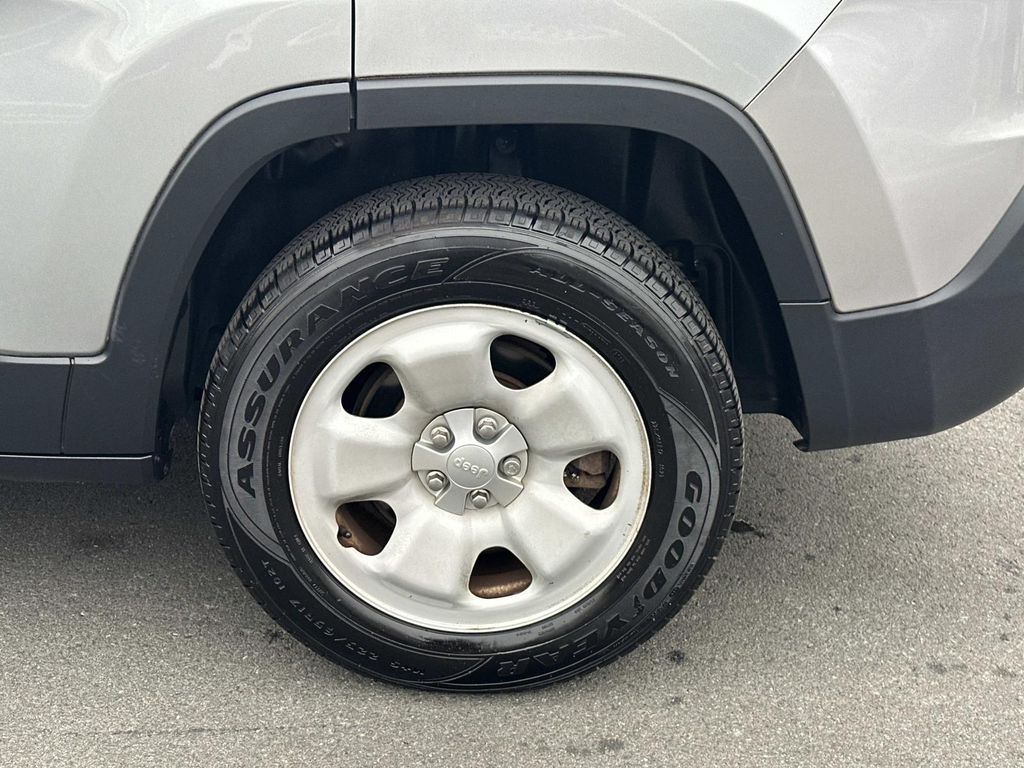 Thumbnail: 2014 Jeep Cherokee - 15