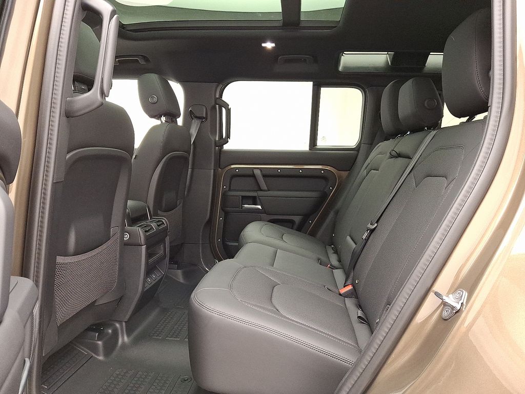 2025 Land Rover Defender 110 6