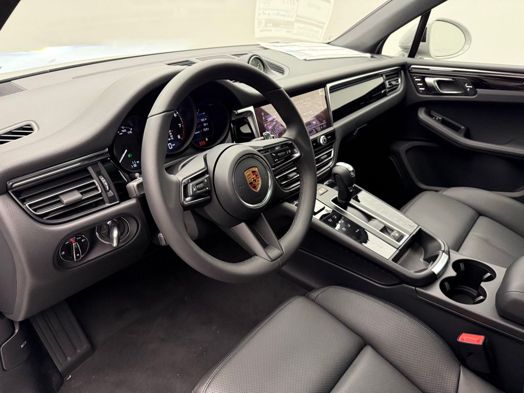 Thumbnail: 2026 Porsche Macan - 4