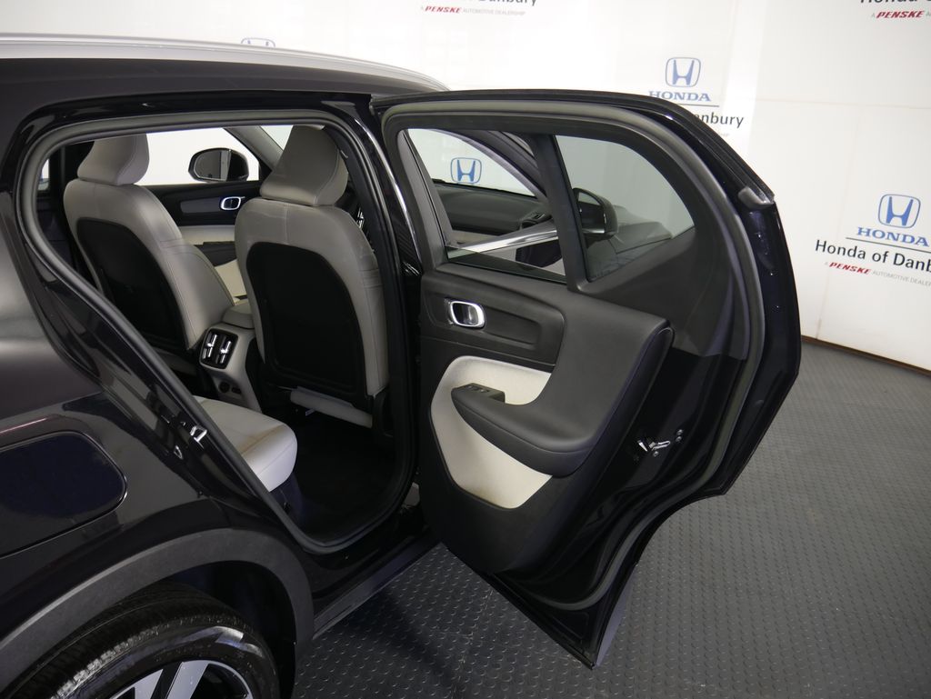 Thumbnail: 2023 Volvo XC40 - 8