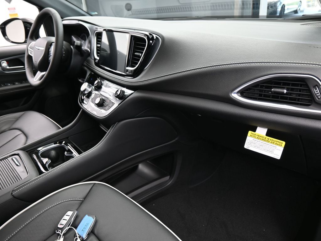 New 2026 Silver Mist Clearcoat Chrysler Limited image 45