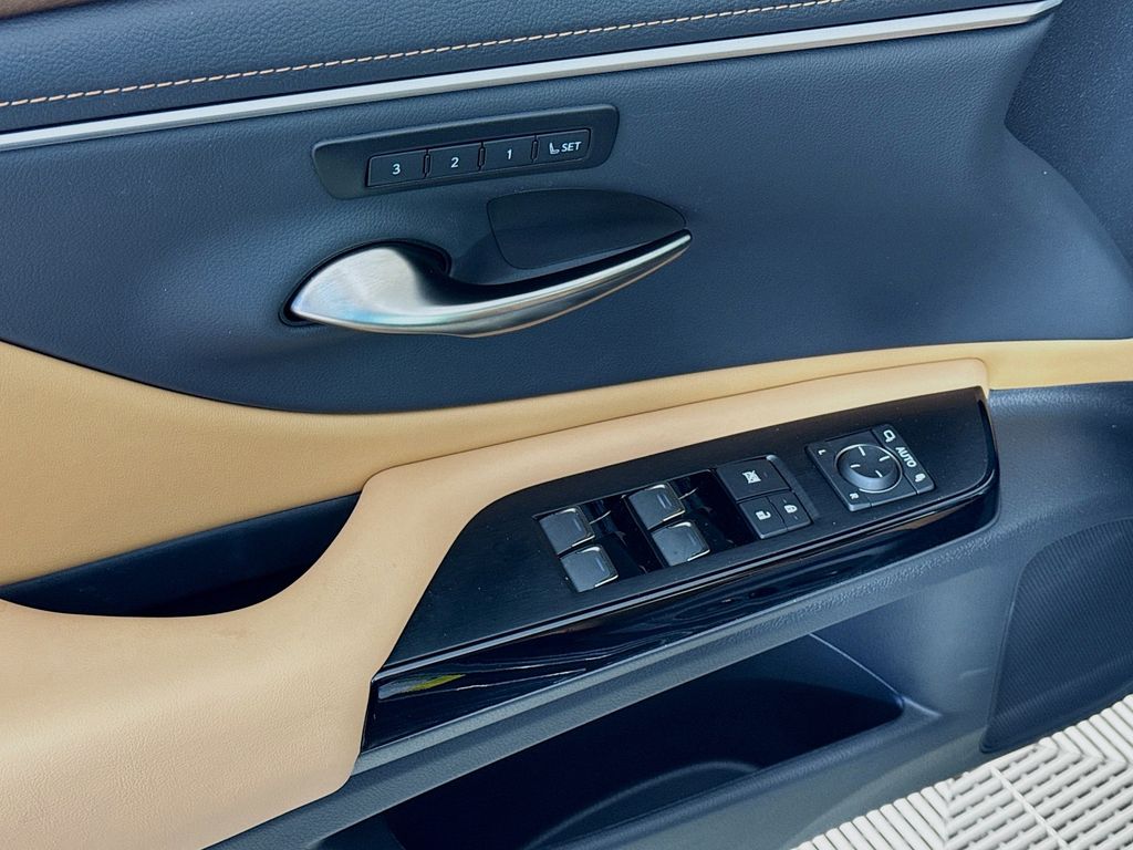 Thumbnail: 2025 Lexus ES - 18