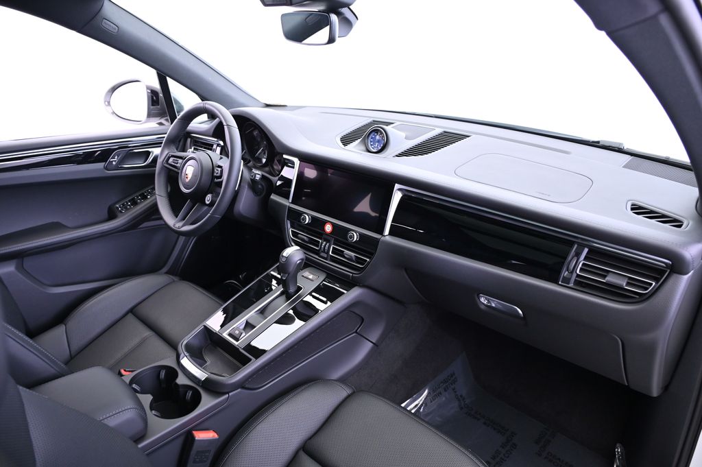 Thumbnail: 2025 Porsche Macan - 27