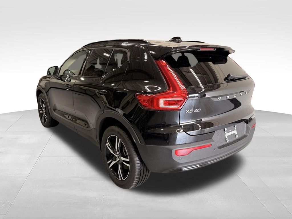 Thumbnail: 2026 Volvo XC40 - 3