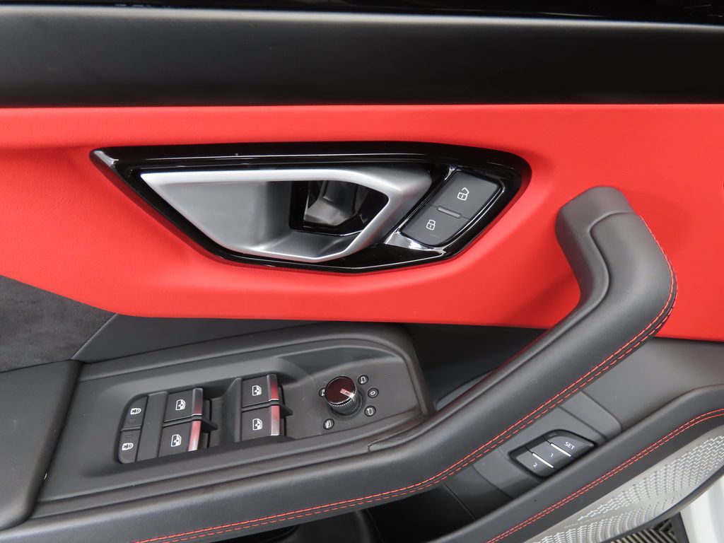 Thumbnail: 2023 Lamborghini Urus - 23