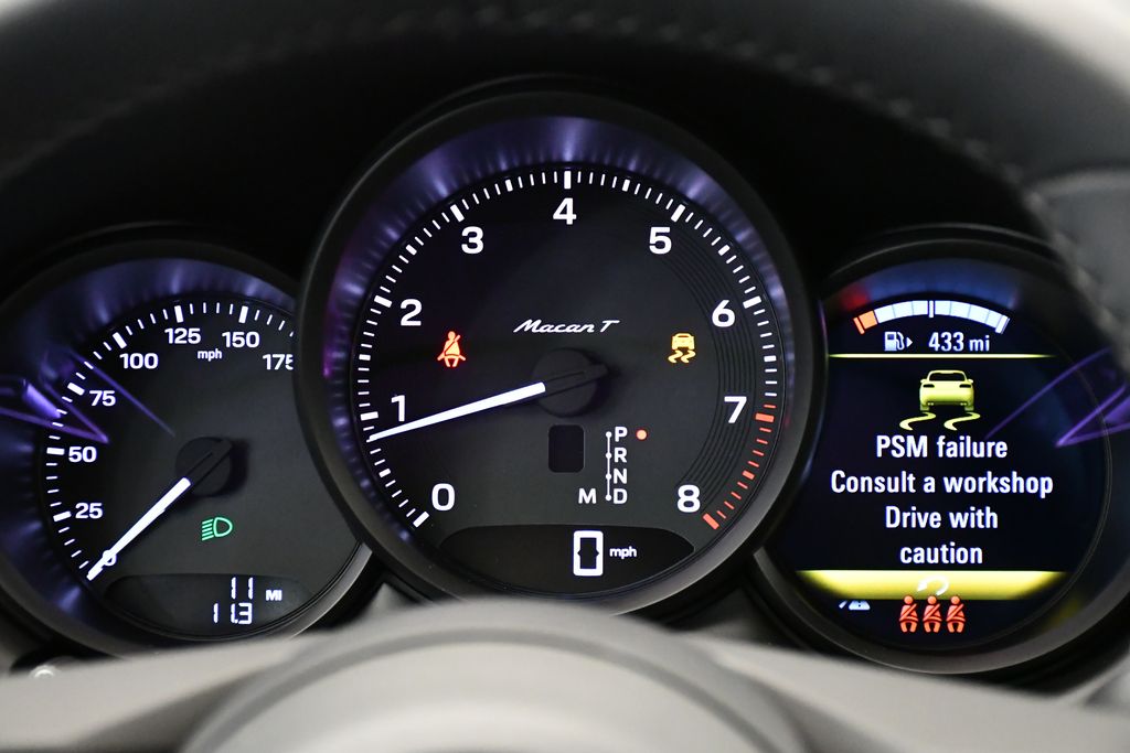 Thumbnail: 2026 Porsche Macan - 30