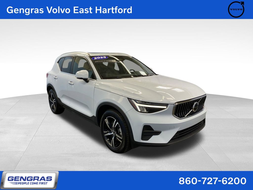 2025 Volvo XC40 B5 Core Bright Theme AWD
